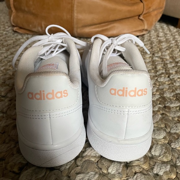 Stan Smith - all white with a bit of salmon colored detailing - Picture 3 of 4